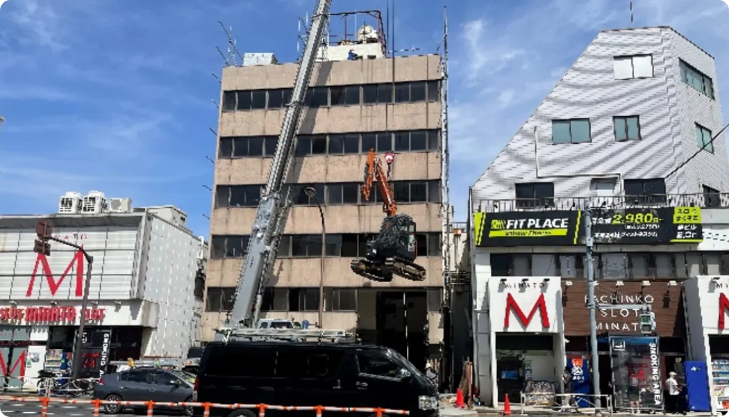 某ビル解体現場重機搬入